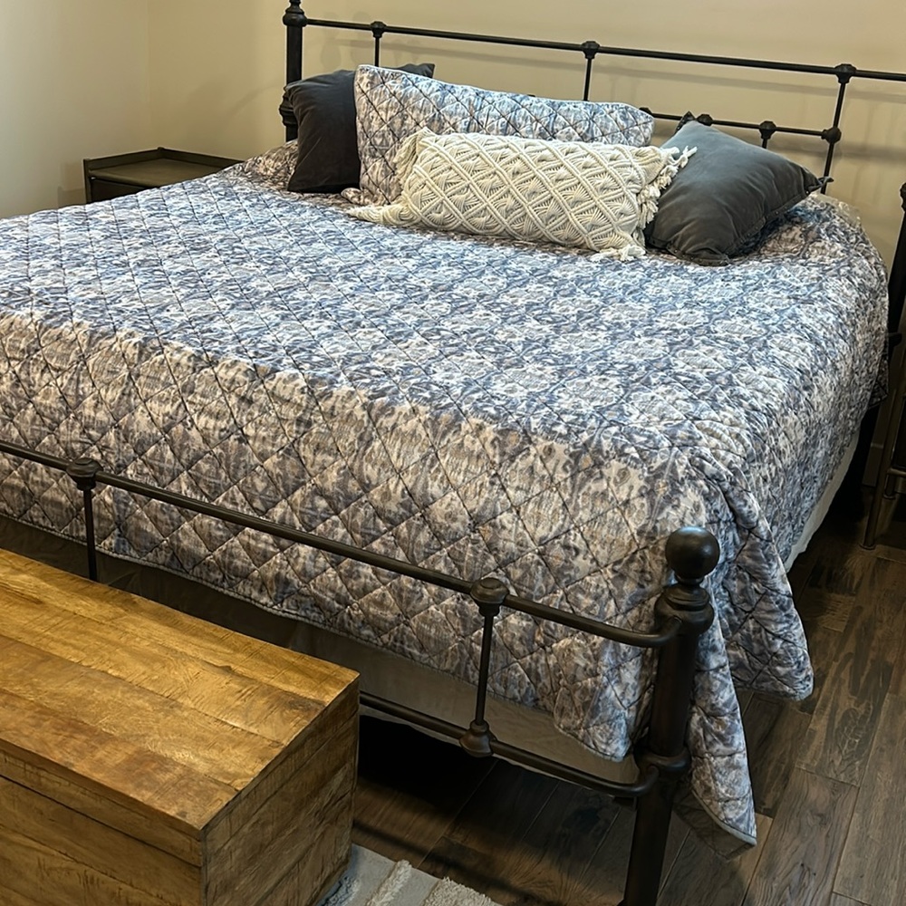 Pottery Barn - Velvet King Comforter  W/ 3 K Shams- EUC